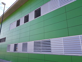 Gestión de obras en colegio de Sobradiel, de fachada ventilada TRESPA verde